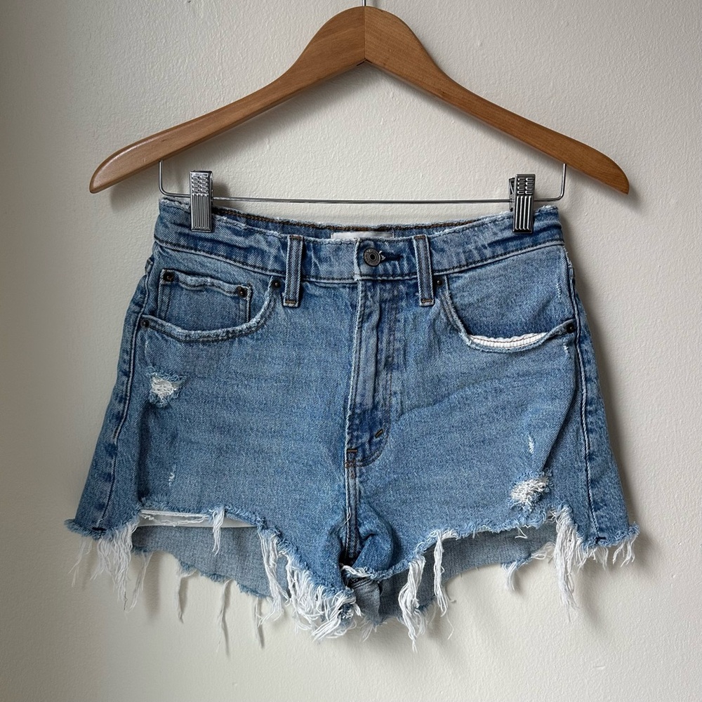 A&F Curve Love High Rise Mom Shorts - Distressed Medium Wash